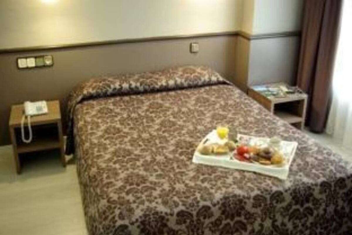 Minibar, in-room safe, desk, iron/ironing board (on request)