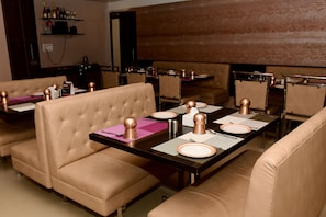 Breakfast buffet - Hotel Monarch Center Point near Dahanu Beach, Bordi (Dahanu)