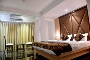 Studio Suite | Desk, laptop workspace, iron/ironing board, free WiFi