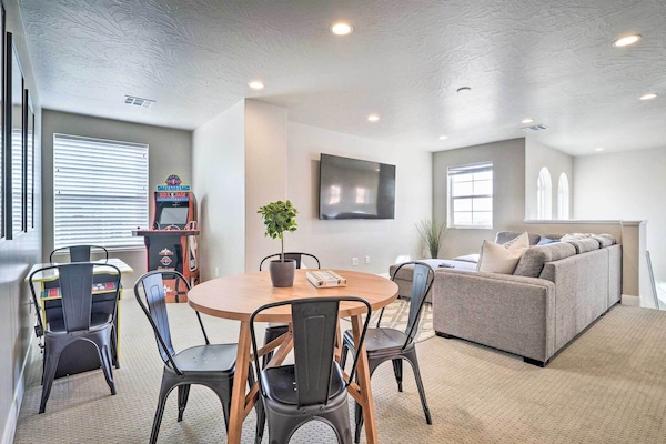 Washington Vacation Rental | Internal Stairs | 5BR | 4BA | 2,708 Sq Ft