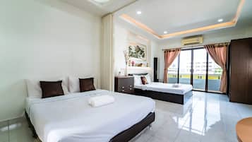 Deluxe Triple Room | Desk, free WiFi, bed sheets