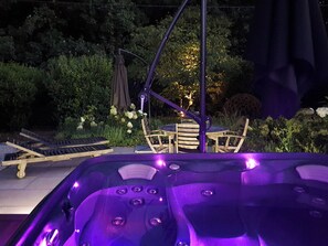 Outdoor spa tub - 1 bedroom accommodation in Fordingbridge, near Ringwood (Fordingbridge, near Ringwood)
