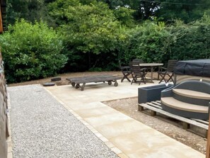 Outdoor dining - 1 bedroom accommodation in Fordingbridge, near Ringwood (Fordingbridge, near Ringwood)