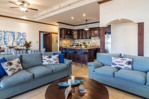 Smart TV, books, stereo - New listing! Stunning views. Fifth floor apartment (Punta Leona)