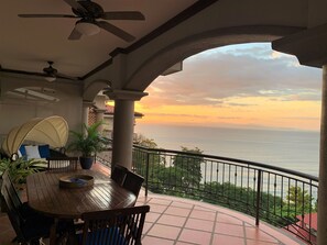 Outdoor dining - New listing! Stunning views. Fifth floor apartment (Punta Leona)