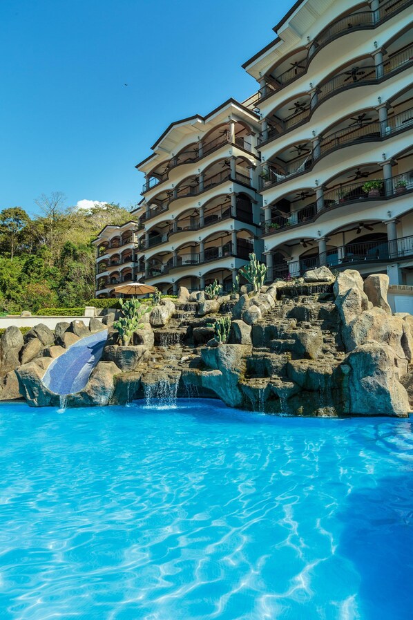 Outdoor pool - New listing! Stunning views. Fifth floor apartment (Punta Leona)