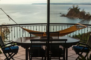 Outdoor dining - New listing! Stunning views. Fifth floor apartment (Punta Leona)