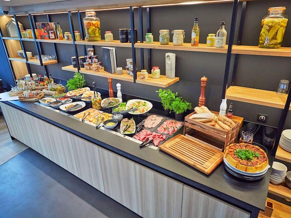 Ein reichhaltiges Buffet mit verschiedenen Speisen und Beilagen.