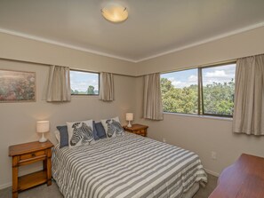 5 bedrooms, WiFi, bed sheets