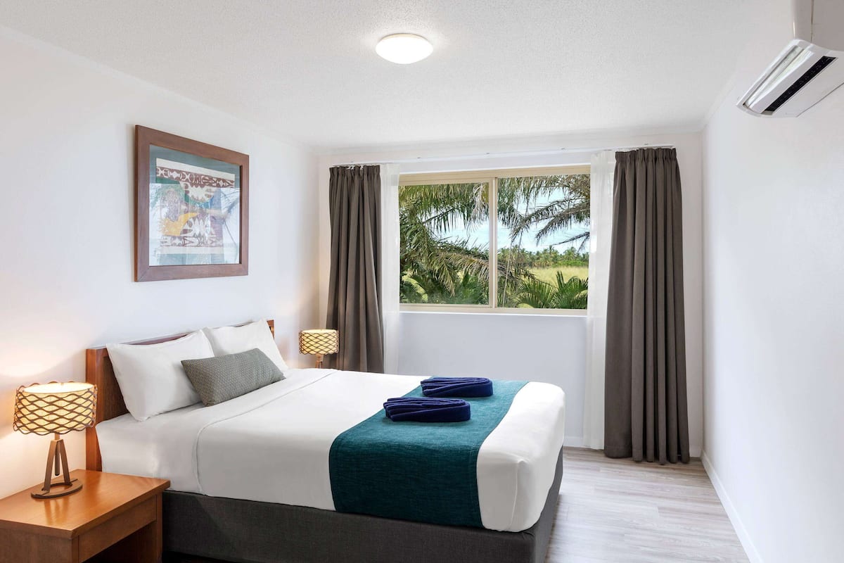 Iron/ironing board, free WiFi, bed sheets
