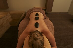 Soins corporels, massages des tissus profonds, enveloppements corporels