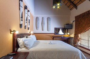 Individually decorated, desk, laptop workspace, soundproofing - Africlassic Rivonia by BON Hotels (Sandton)