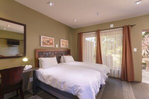 Individually decorated, desk, laptop workspace, soundproofing - Africlassic Rivonia by BON Hotels (Sandton)