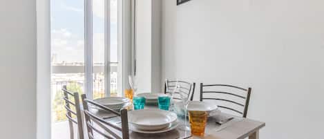 Apartment (1 Bedroom) | In-room dining