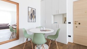 Apartment (1 Bedroom) | Wohnbereich | 32-Zoll-Fernseher mit Digitalempfang