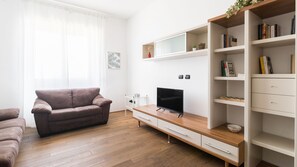 Apartment (1 Bedroom) | Wohnzimmer | 32-Zoll-Fernseher mit Digitalempfang