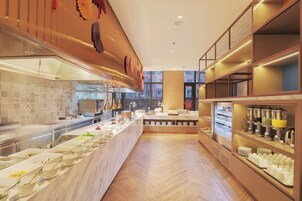 Se ofrece un desayuno bufé todos los días (por un coste adicional)