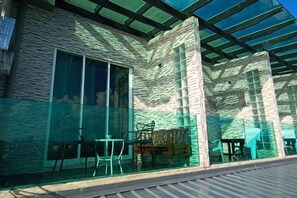 تناول الطعام بالخارج