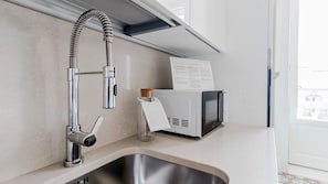 Apartment (1 Bedroom) | Private kitchen | Full-size fridge, microwave, oven, stovetop