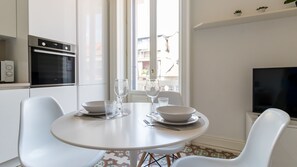 Apartment (1 Bedroom) | Essbereich im Zimmer