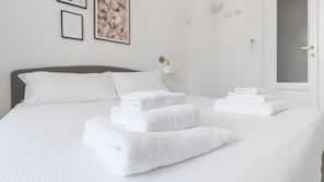 Apartment (1 Bedroom) | 1 bedroom, iron/ironing board, cribs/infant beds, free WiFi