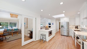 Refrigerador, microondas, horno, placa de cocina