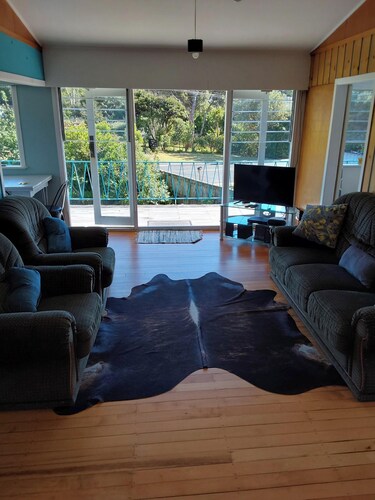 Classic Kiwi Bach – Sun, Space & Easy Beach Living