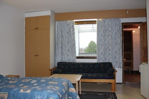 Individually furnished, desk, blackout curtains, iron/ironing board - Hotel Takka-Valkea (Salla)