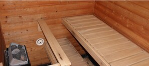 Shower, towels, soap, shampoo - Hotel Takka-Valkea (Salla)