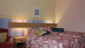 Habitación cuádruple, sauna | Escritorio, cortinas blackout y tabla de planchar con plancha