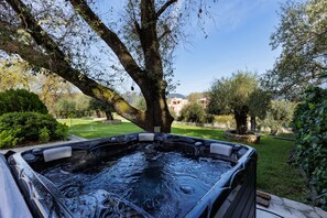Deluxe Villa, 4 Bedrooms, Private Pool, Garden View | Private spa tub