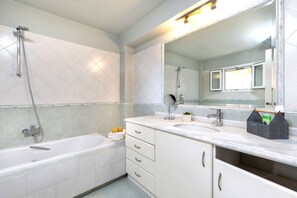 Deluxe Villa, 4 Bedrooms, Private Pool, Garden View | Bathroom | Hair dryer, towels, soap, shampoo