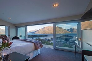 3 bedrooms, premium bedding, desk, iron/ironing board - Villa de Luxe | Incredible views | Great location (Queenstown)