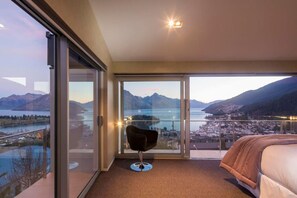 3 bedrooms, premium bedding, desk, iron/ironing board