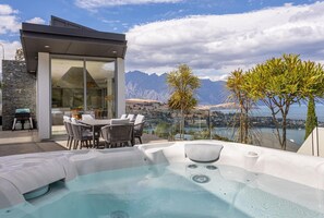 Outdoor dining - Views on Edinburgh | Every room has a view (Queenstown)