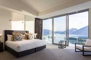 4 bedrooms, premium bedding, desk, iron/ironing board