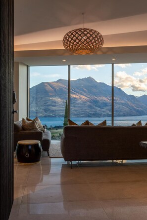 Interior - Views on Edinburgh | Every room has a view (Queenstown)