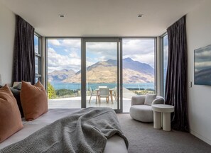 4 bedrooms, premium bedding, desk, iron/ironing board