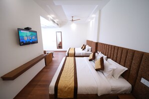 Family Room | Premium bedding, Select Comfort beds, desk, laptop workspace - Dewdrop Shankh (Amritsar)