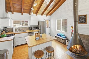 Refrigerador, microondas, horno y parrilla de estufa