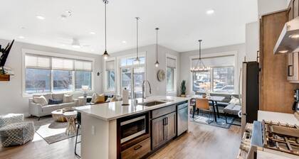 Luxury Loft 101 I Hot Tub I Great Views I Best Price I Discounted Attractions