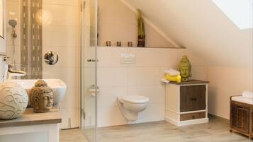 Shower, hair dryer, heated floors, towels