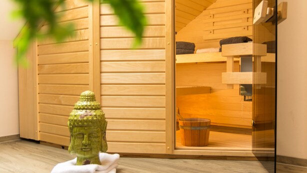 A room with a wooden bunk bed, a small wooden cabinet, and a green statue on the floor. - Panorama Lounge (Willingen)