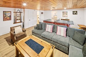 Una sala de estar acogedora con un sofá, un sillón y una mesa de centro.