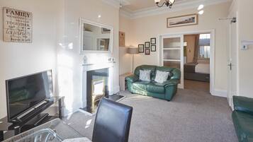 Apartment | Living area | 32-inch flat-screen TV with satellite channels, TV