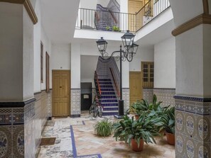 المنشأة من الداخل