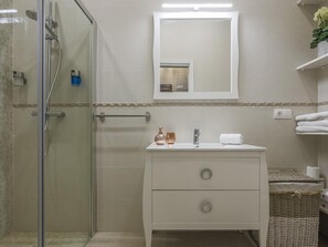 Bathtub, hair dryer, towels