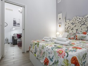 2 عدّة غرف نوم ومكواة/لوح كي وخدمة الإنترنت وملاءات أسرّة