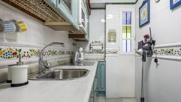 Fridge, microwave, oven, coffee/tea maker