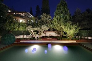 Una piscina al aire libre, una piscina climatizada